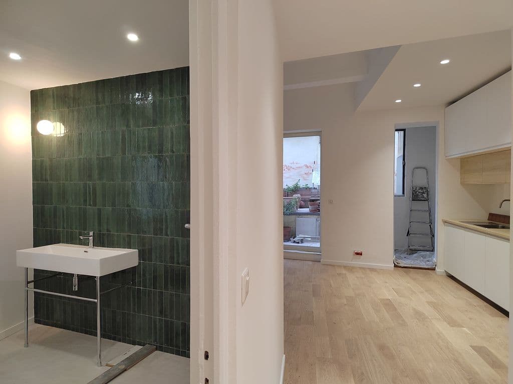 salle de bain et cuisine en cours de travaux.jpg