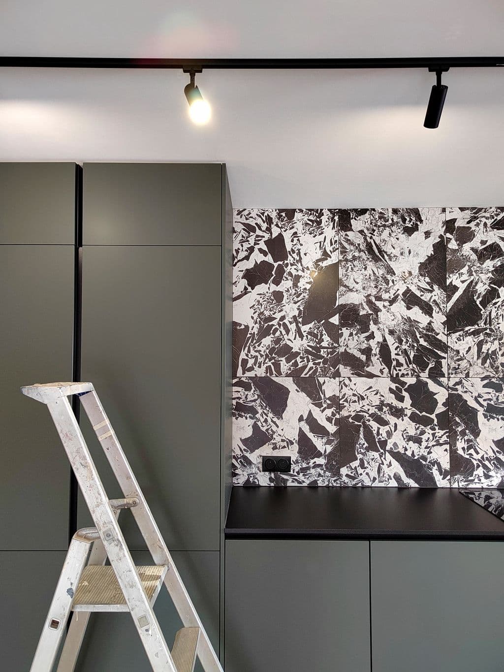 credence de cuisine carrelee en noir et blanc graphique.jpg