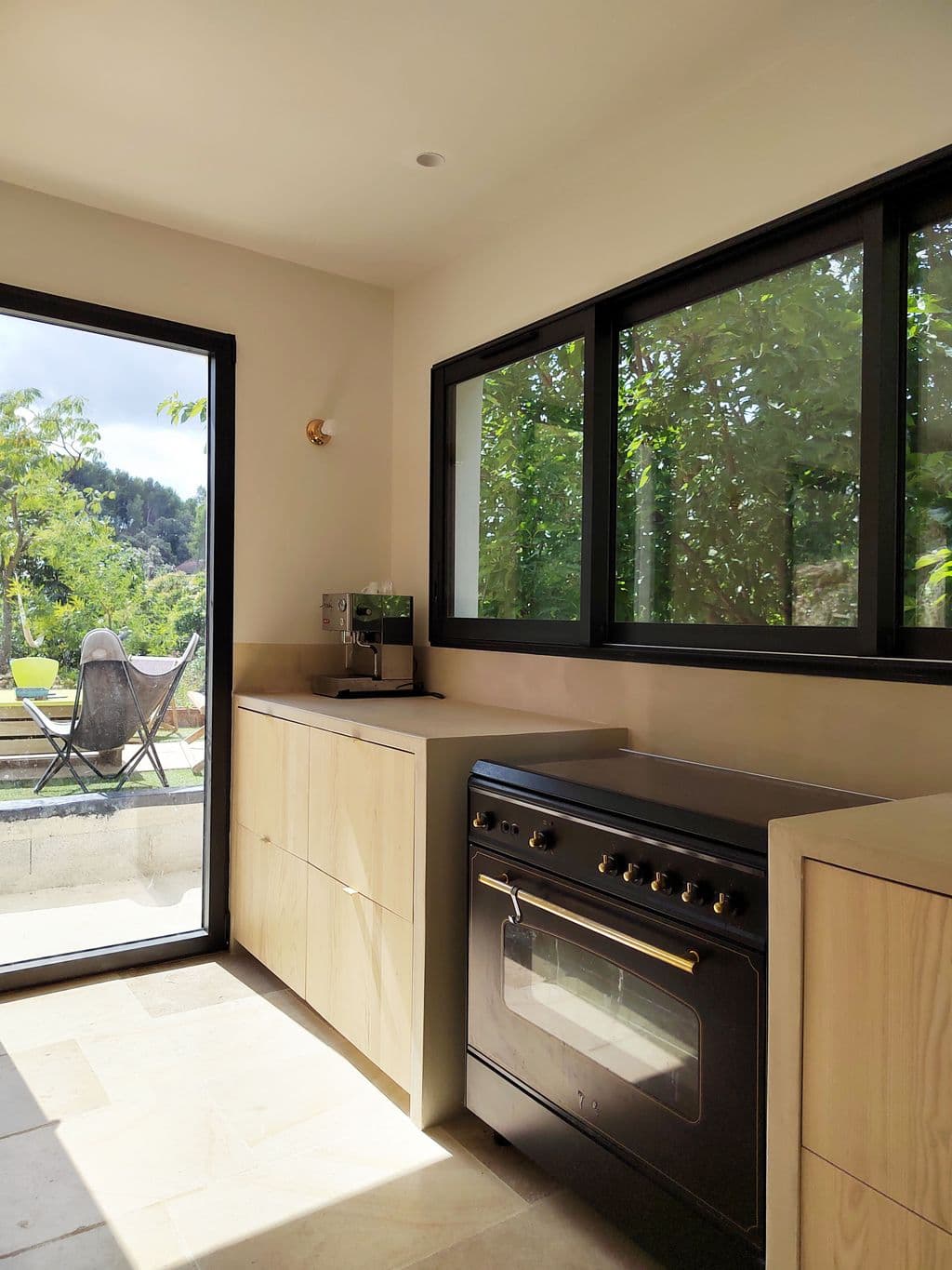 extension cuisine a eoures marseille piano de cuisson entre elements maconnes.jpg