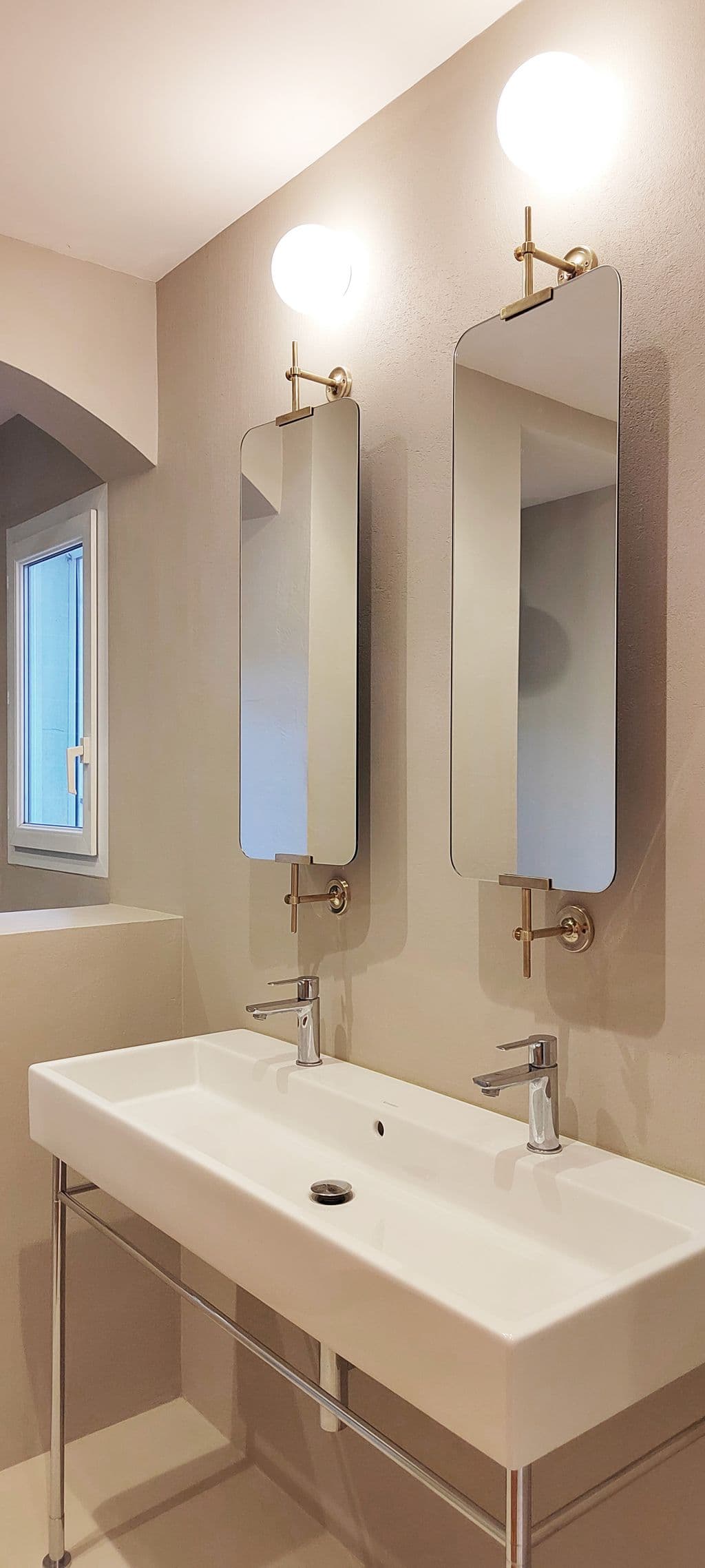 projet architecture interieure eoures double vasque sur console metallique.jpg