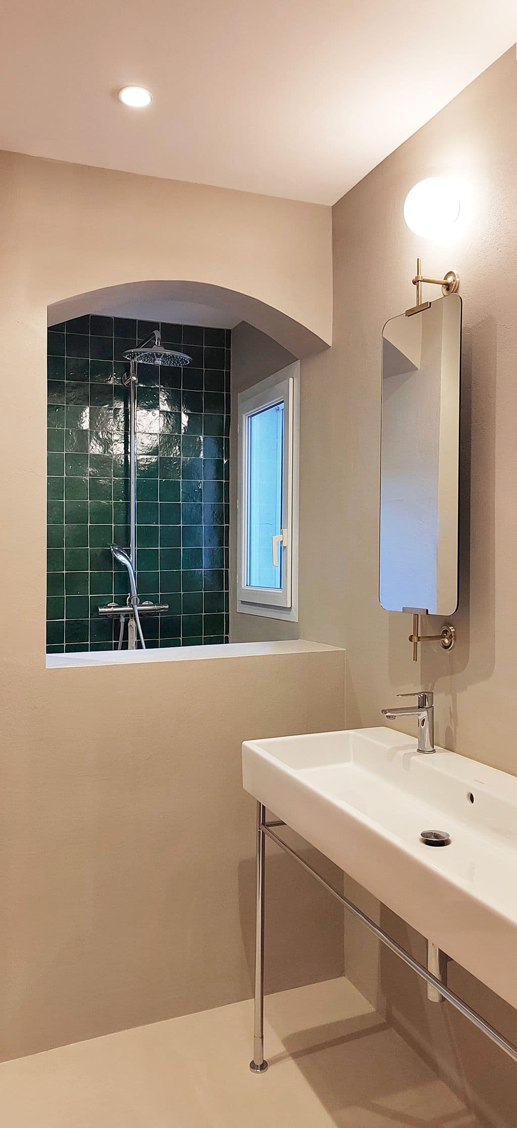 projet architecture interieure eoures salle de bain en beton resine sable et zelliges verts.jpg