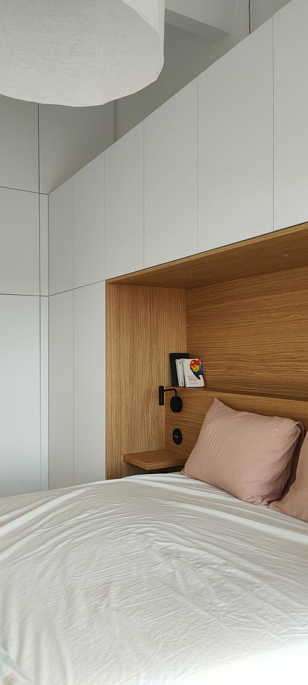 rangements sur mesures dans chambre parentale a marseille placards blancs mats.jpg