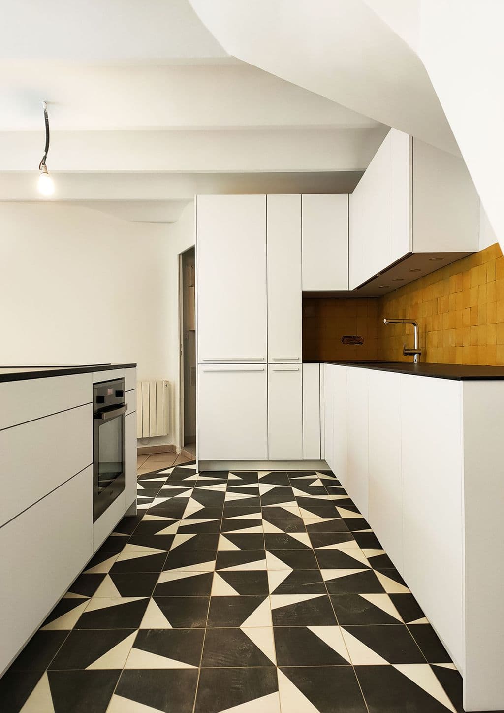 renovation cuisine endoume marseille facades blanches mates credence en zellige jaune et sol graphique noir et blanc.jpg