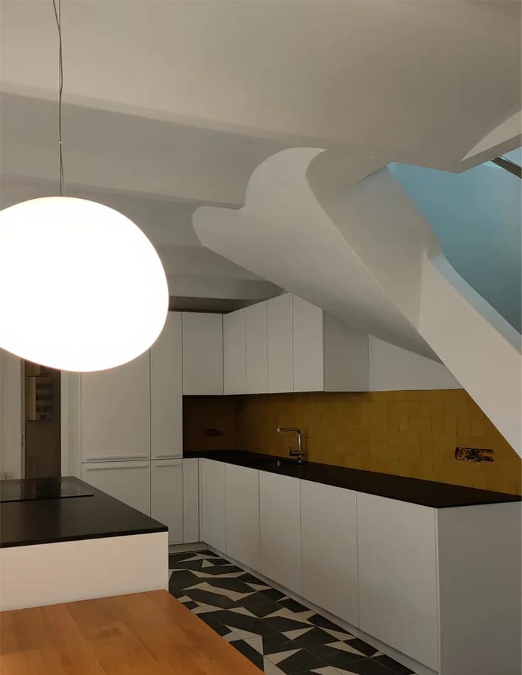 renovation cuisine endoume marseille facades blanches mates credence en zellige jaune et suspension gregg artemmide.jpg