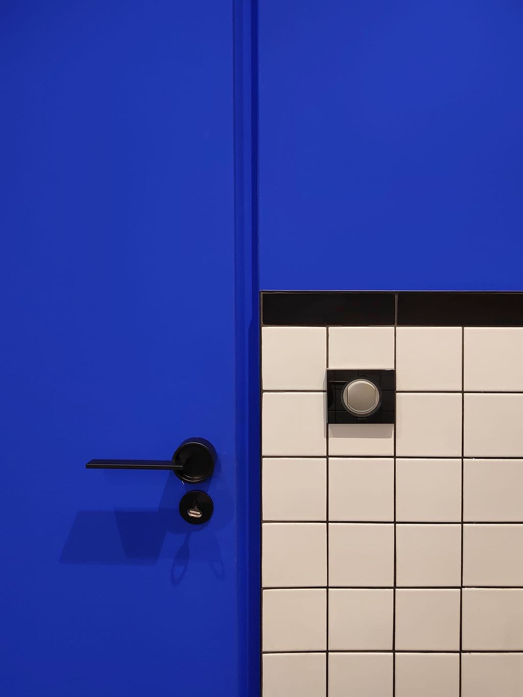 renovation maison contemporaine lascours carrelage blanc joint noir et peinture bleu klein.jpg