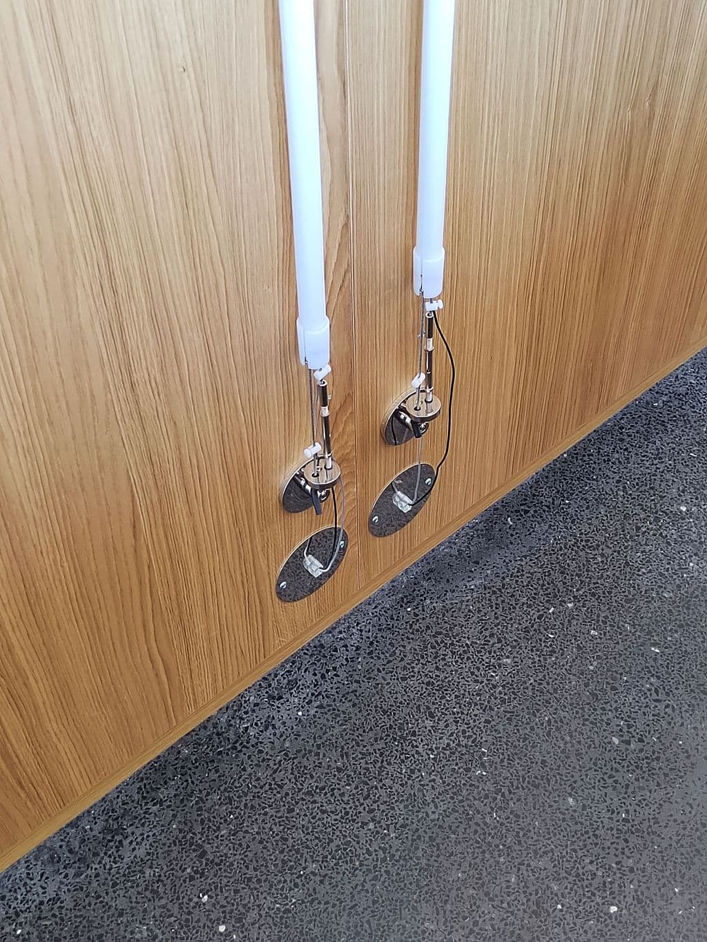 renovation maison contemporaine lascours detail fixation luminaire neon placage chene et sol terrazzo miroir.jpg