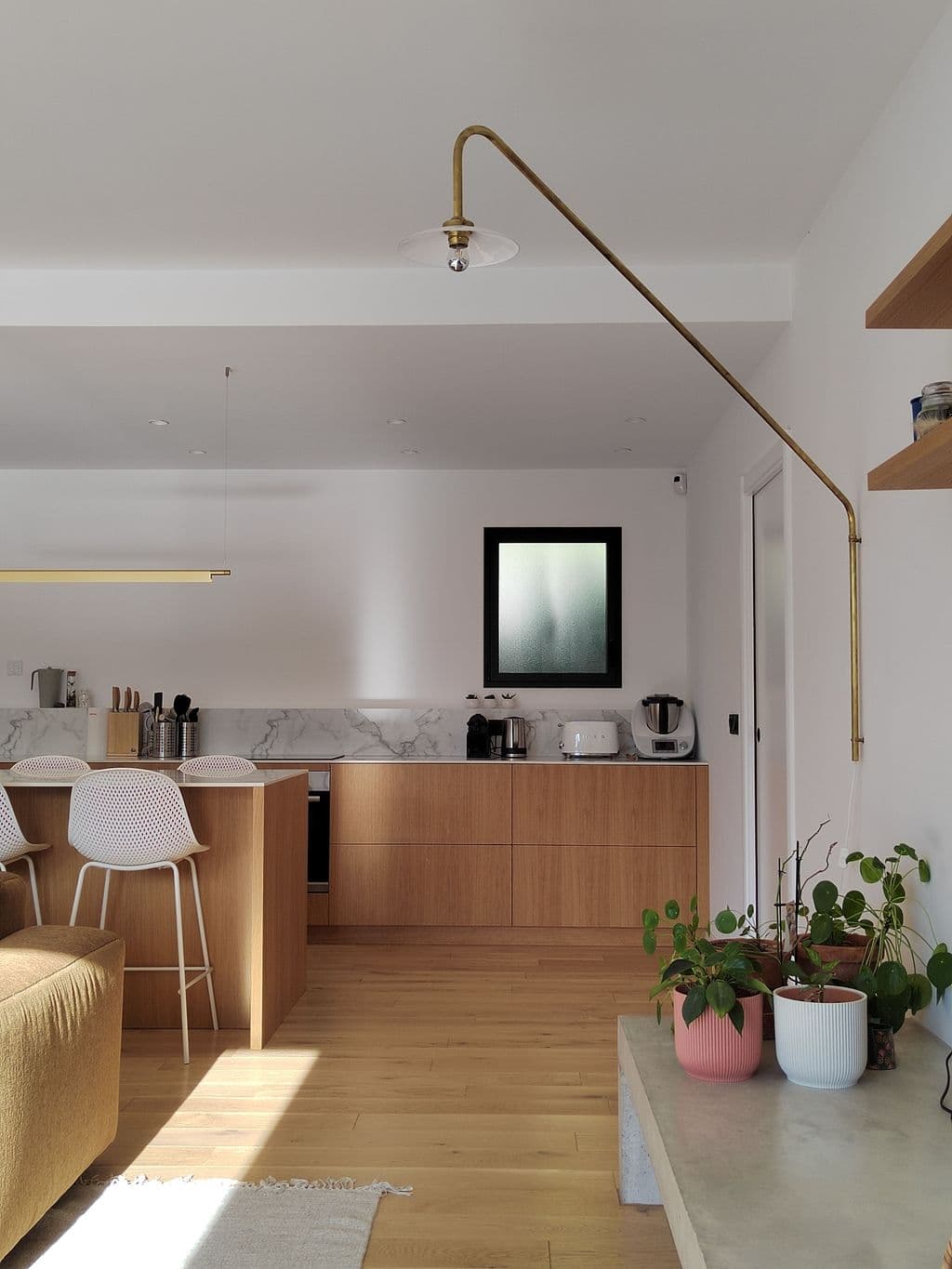 renovation maison et amenagement extension aubagne cuisine en bois et luminaires en laiton.jpg