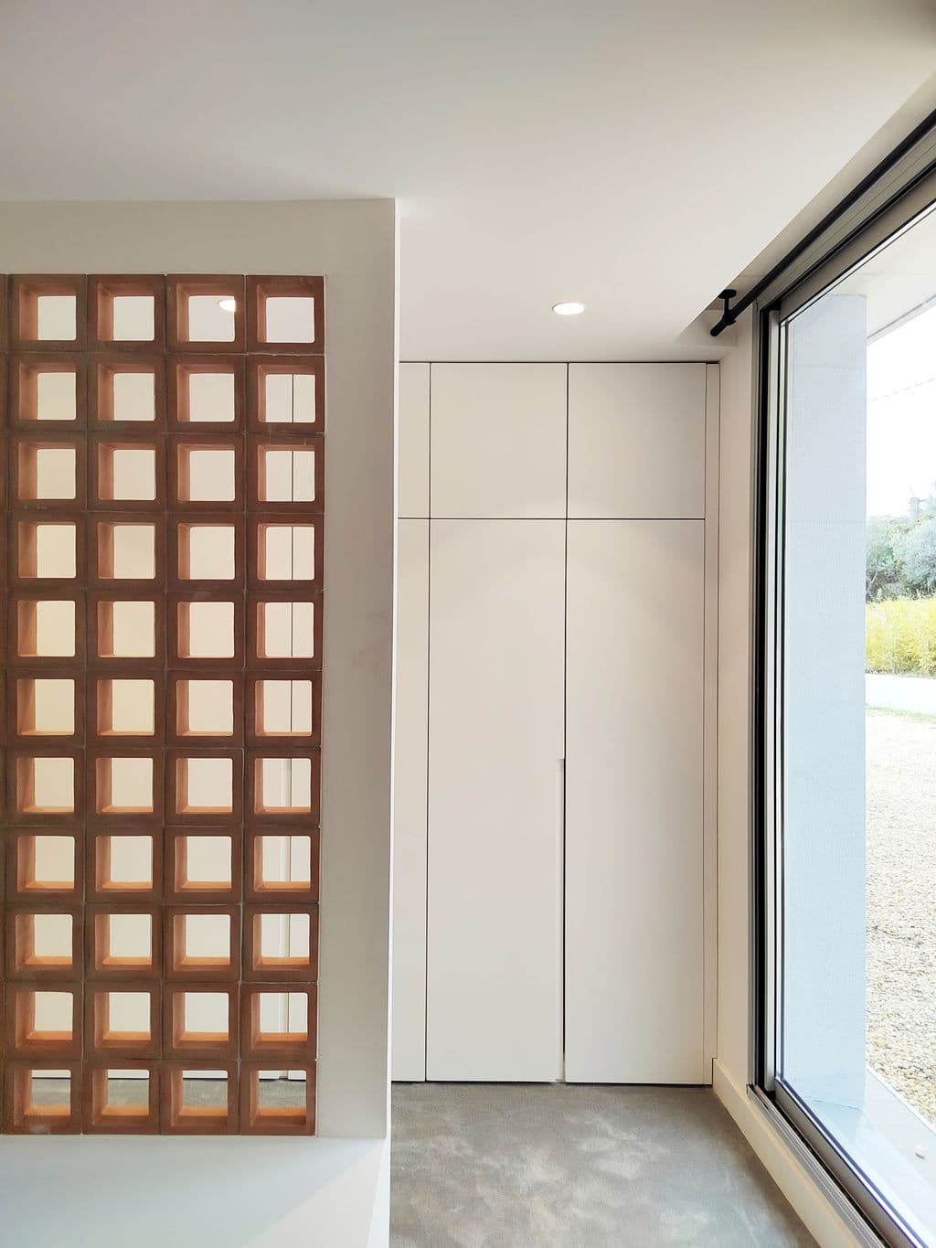 renovation maison lascours claustra en terre cuite et placard toute hauteur.jpg