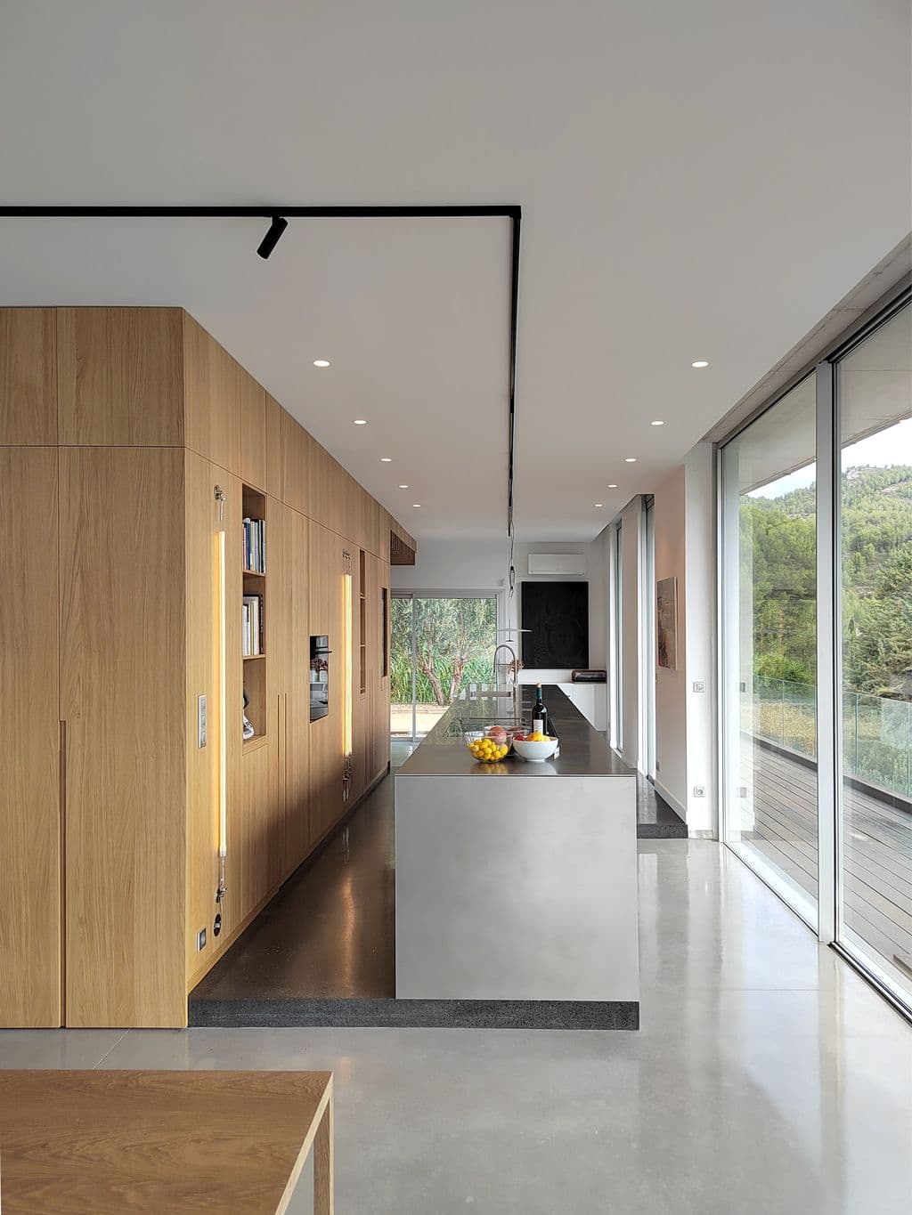 renovation maison lascours ilot central en inox et armoires de cuisine en chene.jpg