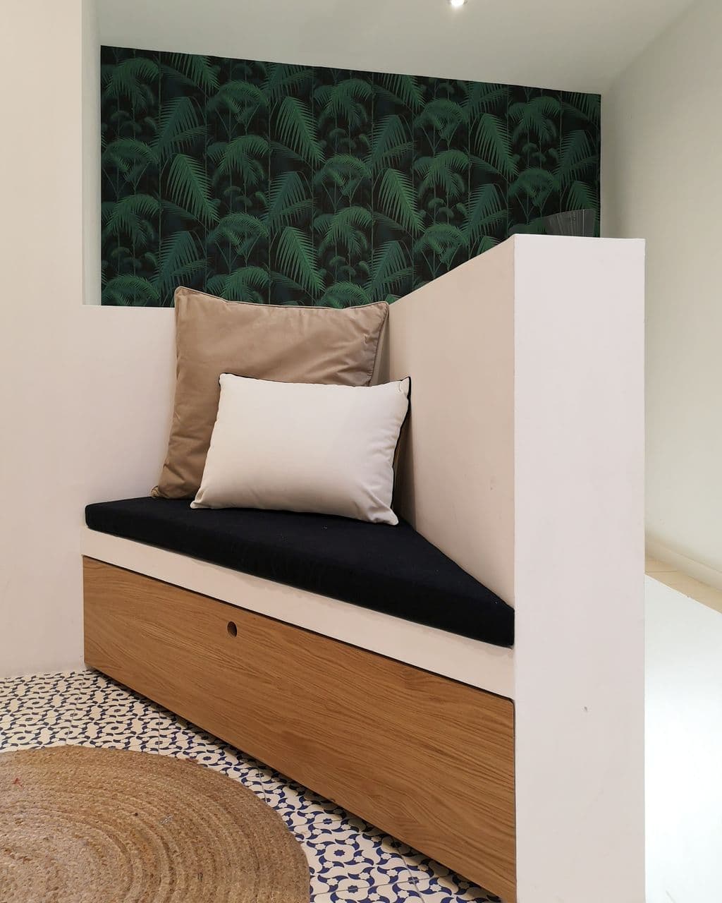 renovation maison marseille banquette d entree maconnee avec rangement.jpg