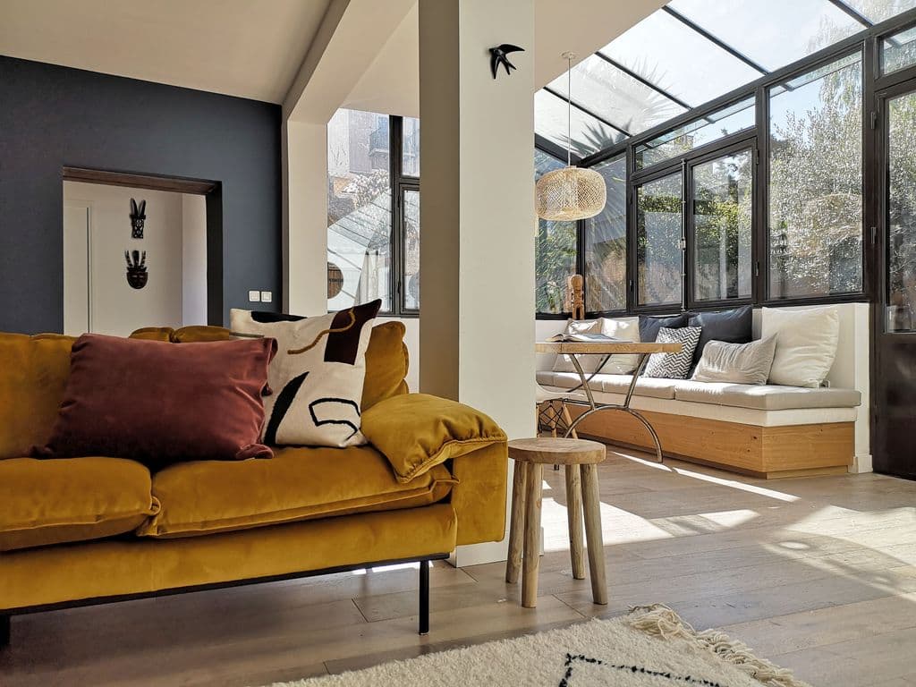 renovation maison marseille canape velour jaune sur fond bleu.jpg