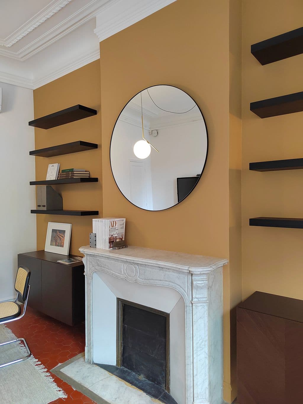 renovation rue paradis bibliotheque posee sur fond jaune sable.jpg