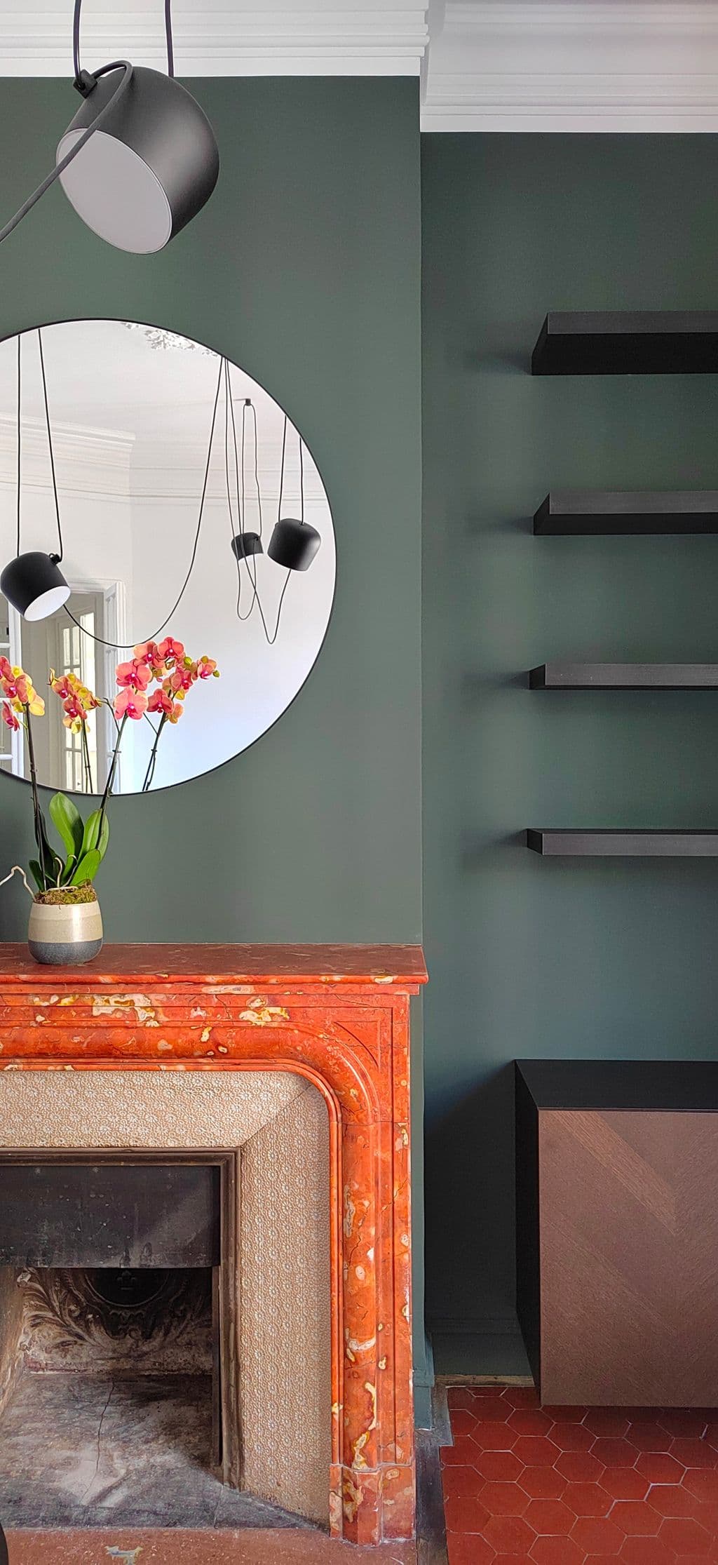 renovation rue paradis cheminee en marbre orange et mur vert.jpg
