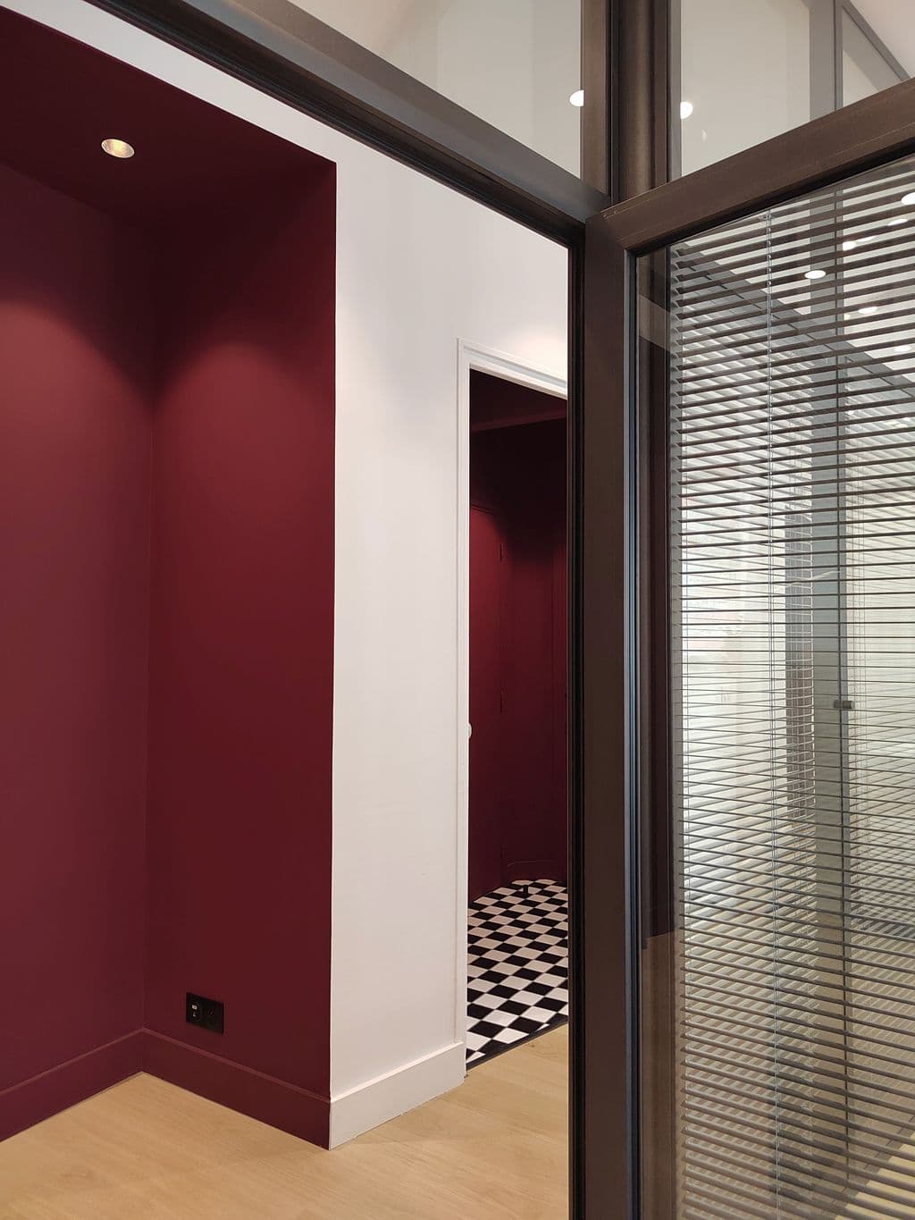 renovation rue paradis cloisonnement et sol en damier noir et blanc.jpg