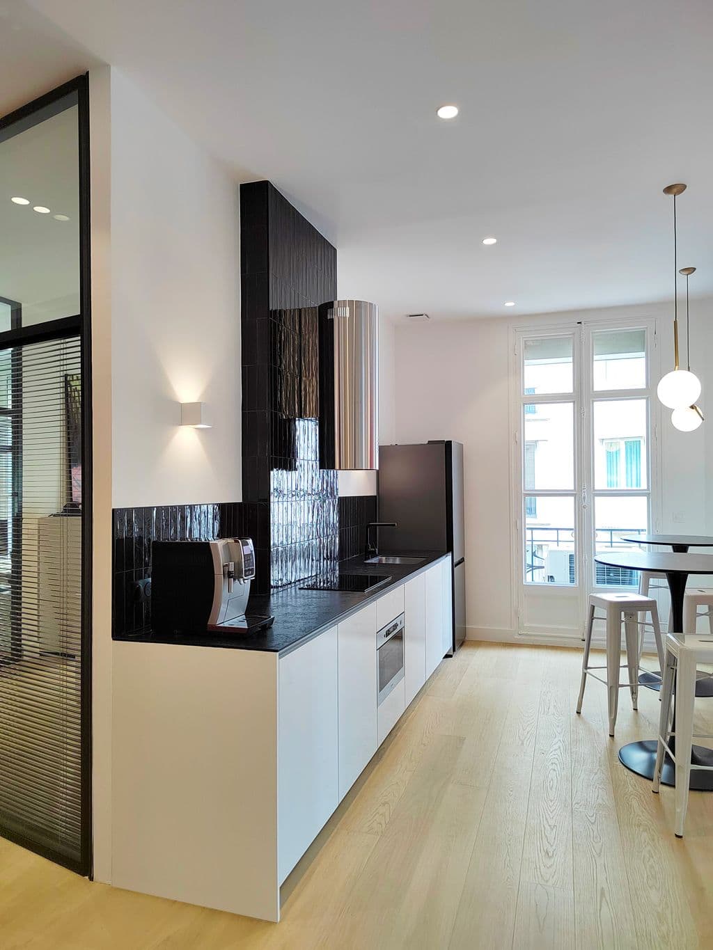 renovation rue paradis espace cuisine avec des manges debout.jpg