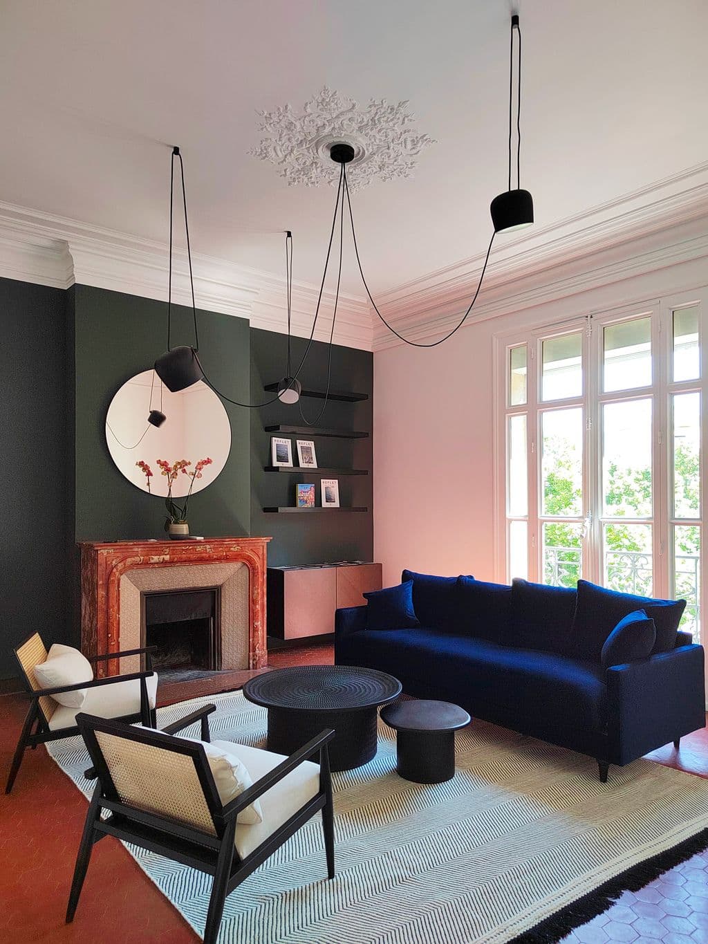 renovation rue paradis espace salon avec un canape en velour bleu marine.jpg