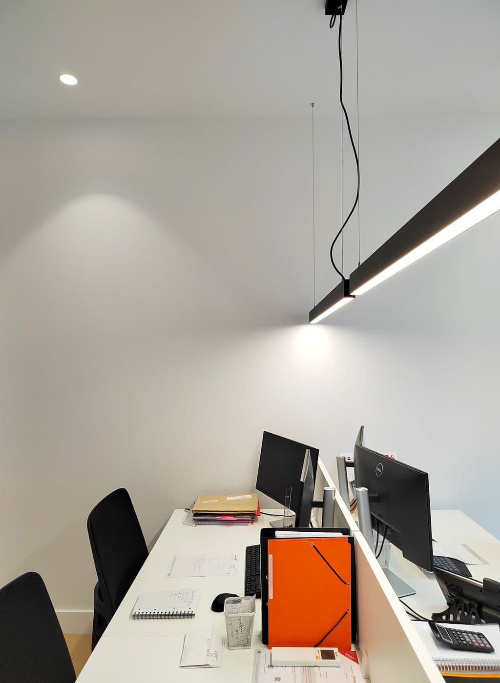renovation rue paradis suspensions neon noires sur bureaux.jpg