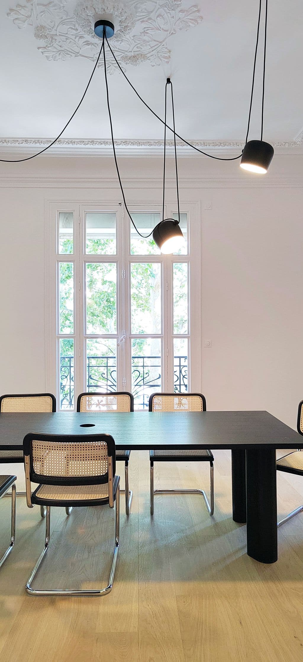 renovation rue paradis table en chene noir et chaises cesca.jpg