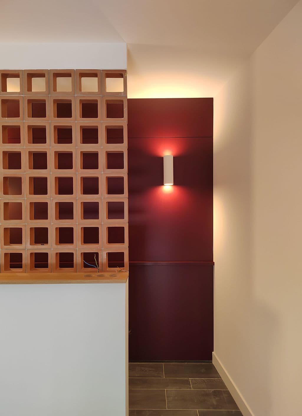 renovation suite parentale claustra terre cuite sur mur peint en bordeau.jpg