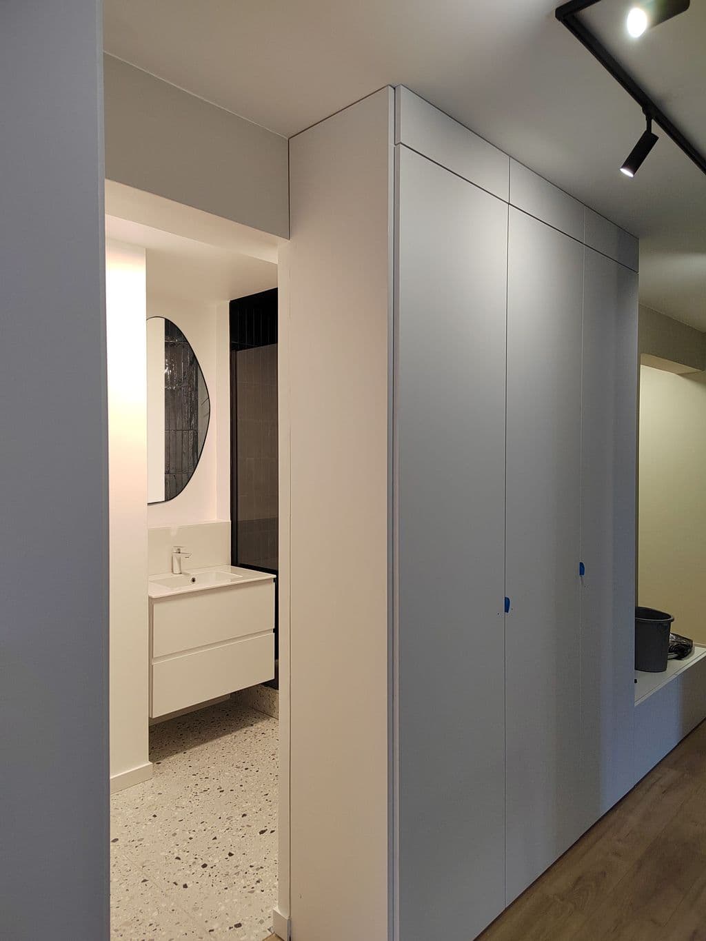 salle de bain derobee derriere un grand lineaire de placards sur mesures.jpg